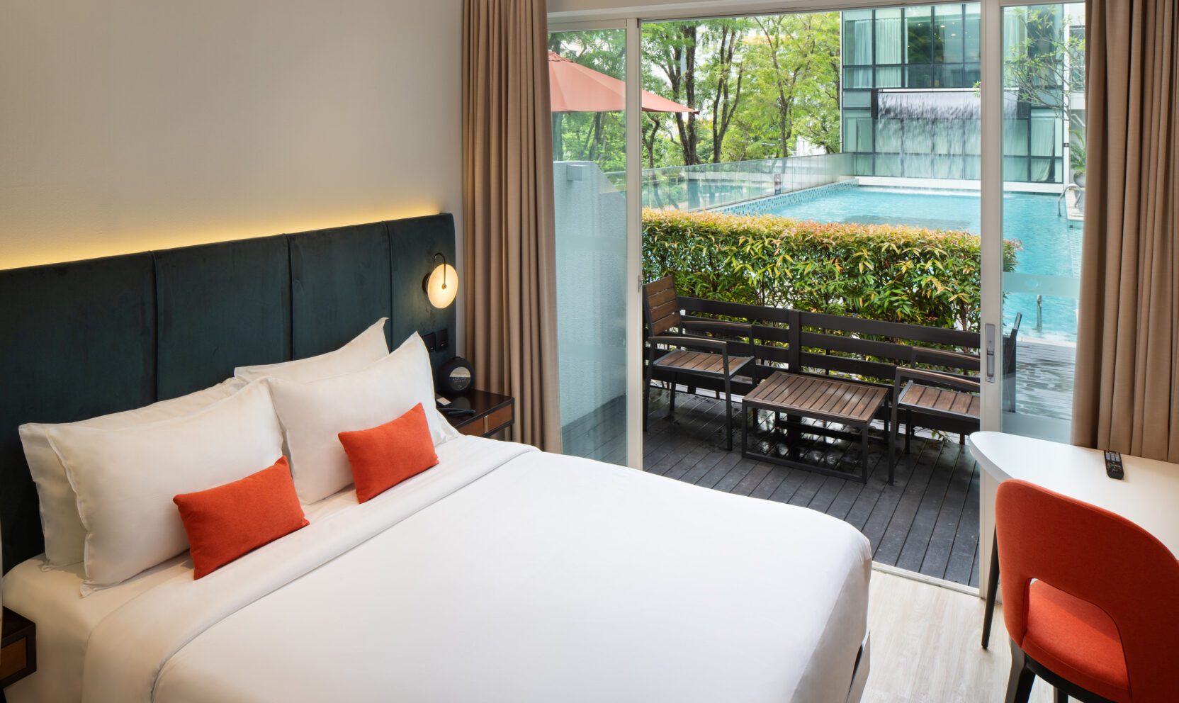 Premier Queen with Pool Access